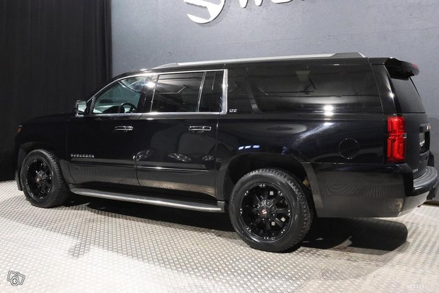 Chevrolet Suburban 4