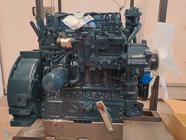 Uusi Kubota V3300 työkoneen moottori, sis alv, kuva 1