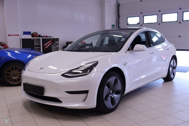 TESLA MODEL 3