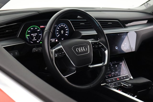 Audi E-tron 17