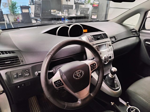 Toyota Verso 13