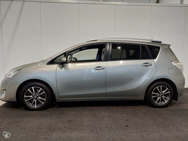 Toyota Verso 8