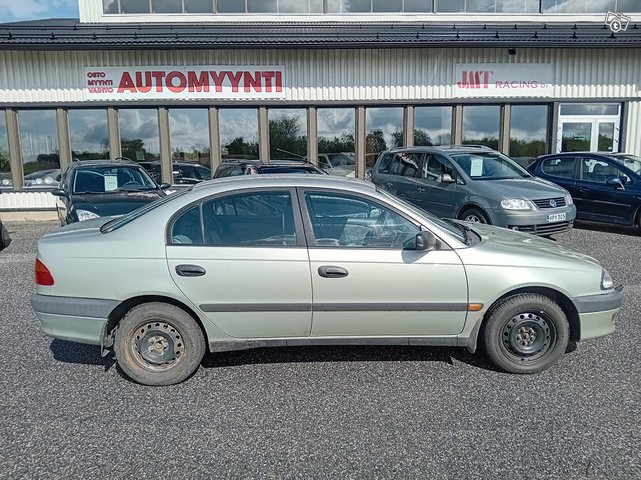 Toyota Avensis 1