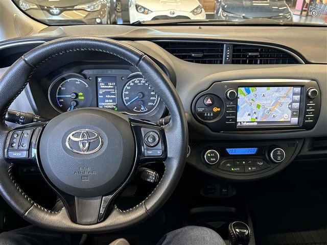 TOYOTA YARIS 8