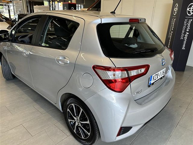 TOYOTA YARIS 9