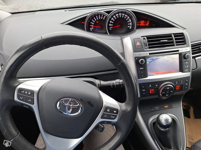 Toyota Verso 8