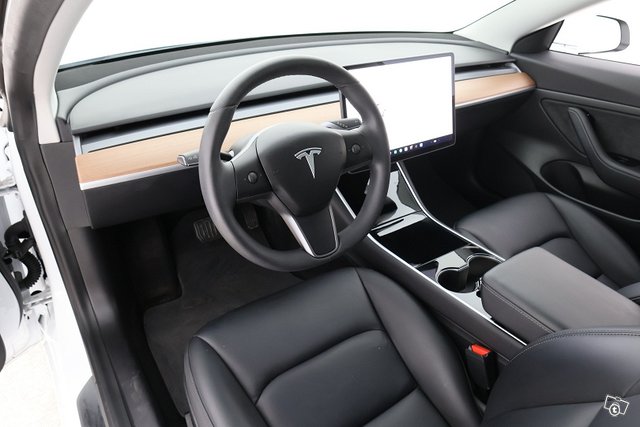 TESLA MODEL 3 18