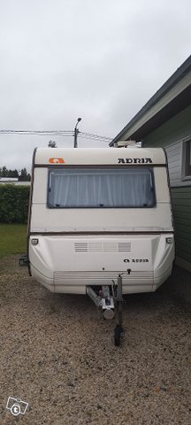 Adria 4050tk asuntovaunu, kuva 1