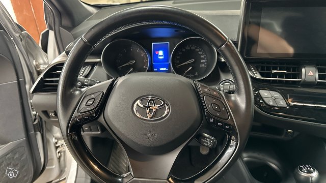 Toyota C-HR 11