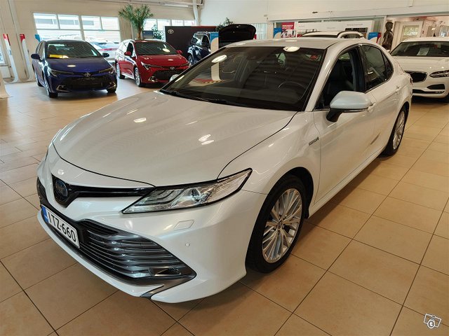 TOYOTA CAMRY 1