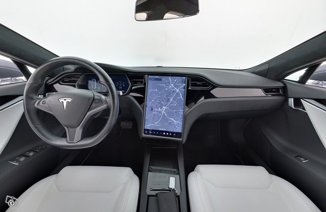 Tesla Model S 11