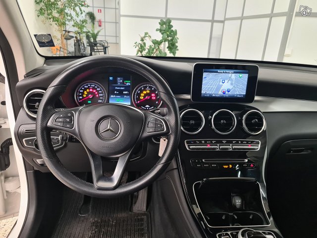 MERCEDES-BENZ GLC 8