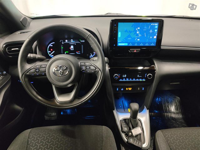 TOYOTA Yaris Cross 11