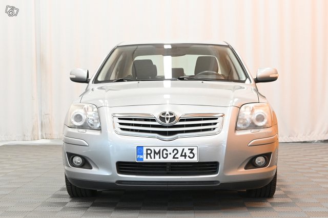 Toyota Avensis 2