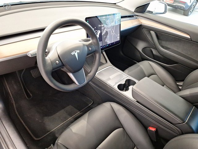 Tesla Model 3 8