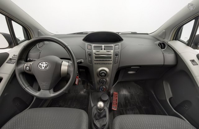 TOYOTA Yaris 8