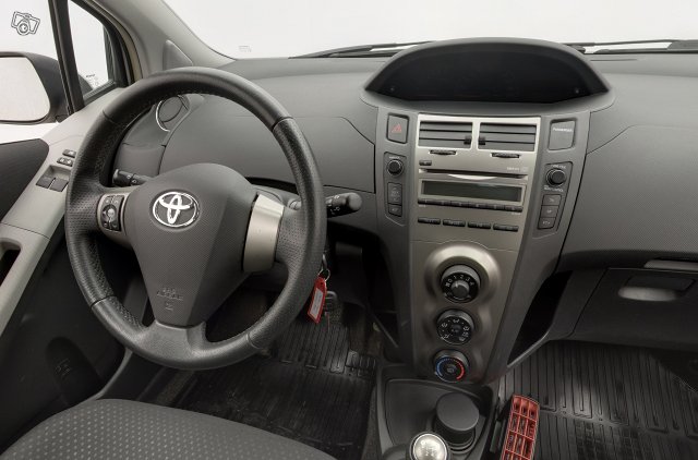 TOYOTA Yaris 9