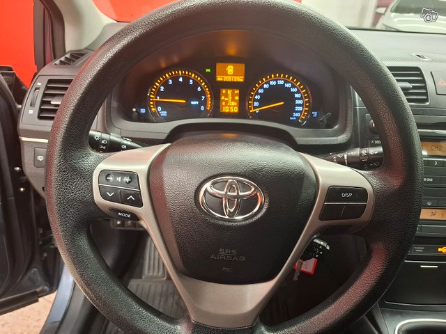 Toyota Avensis 8