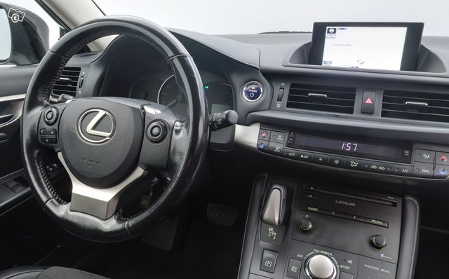 Lexus CT 8