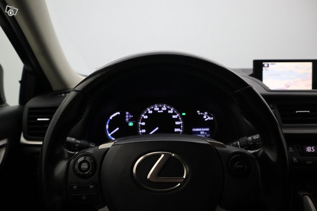 Lexus CT 17