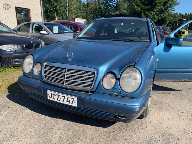 Mercedes-Benz E 240