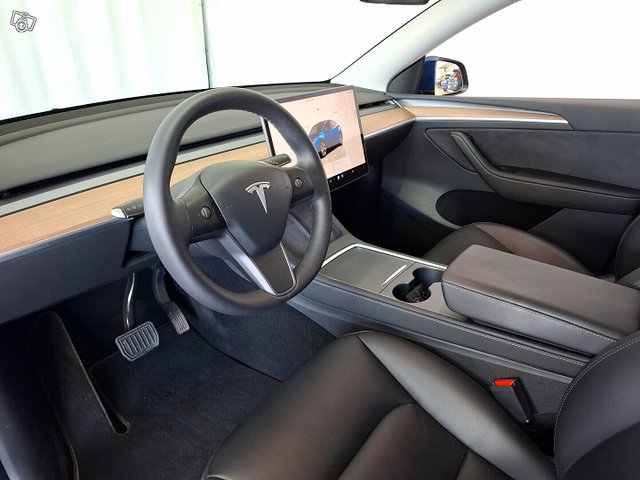 Tesla Model Y 7