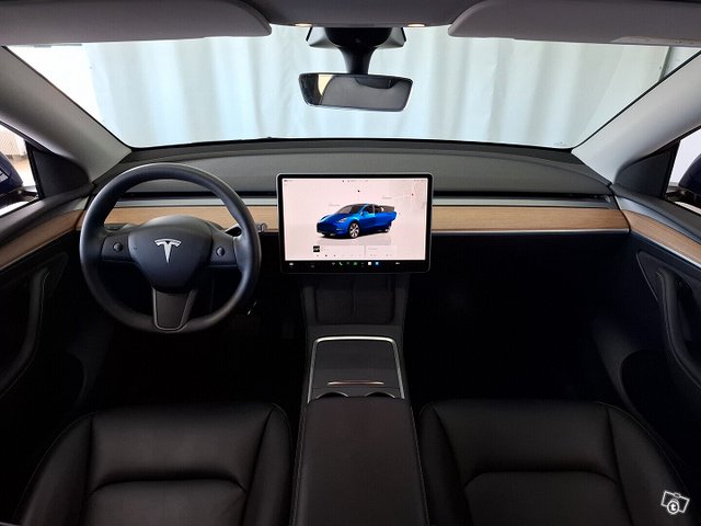 Tesla Model Y 8