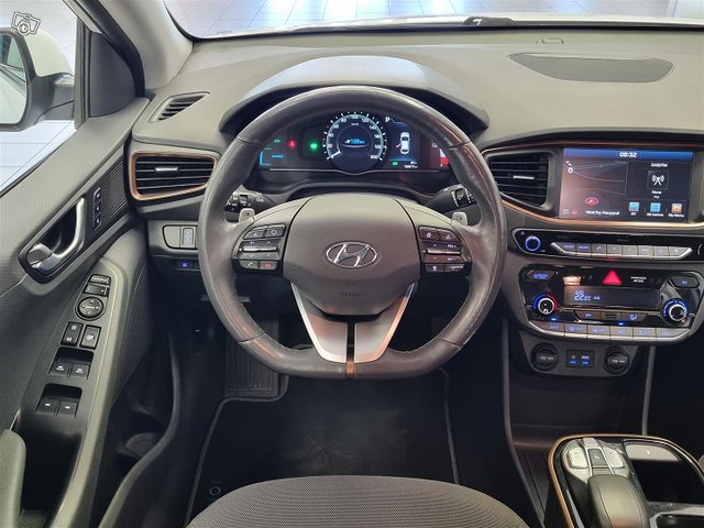 HYUNDAI IONIQ Electric 13