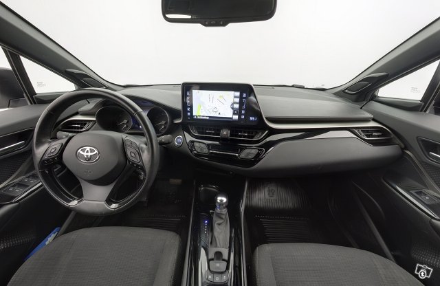 TOYOTA C-HR 8