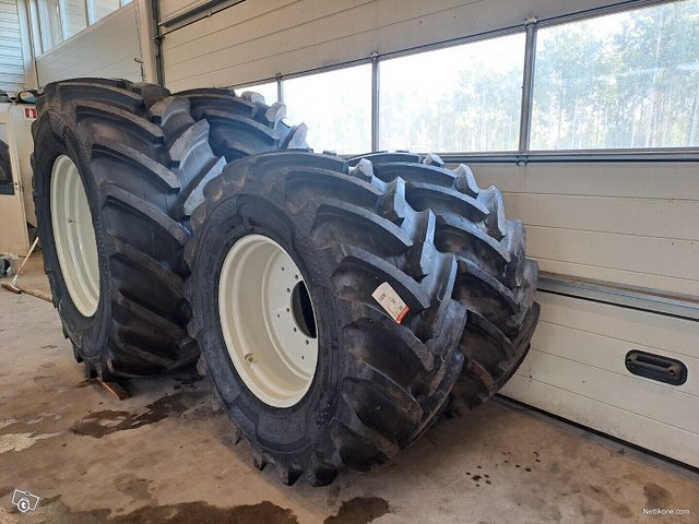 Alliance 710/70r38/600/65r28 Alliance Rengassarja Valtra Vanteilla 2