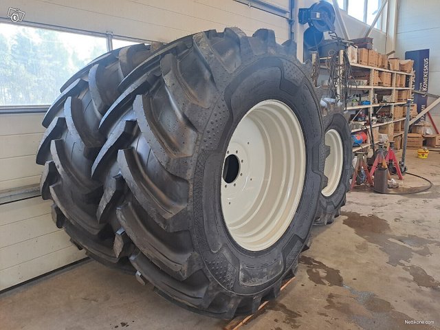 Alliance 710/70r38/600/65r28 Alliance Rengassarja Valtra Vanteilla 4