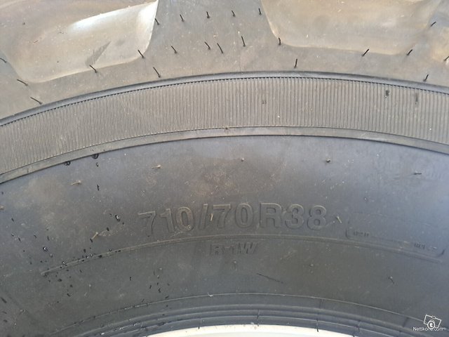 Alliance 710/70r38/600/65r28 Alliance Rengassarja Valtra Vanteilla 9