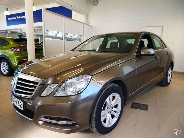 MERCEDES-BENZ E