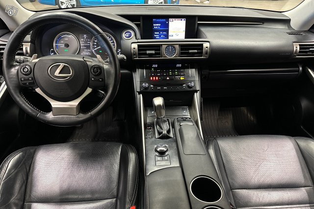 Lexus IS 8