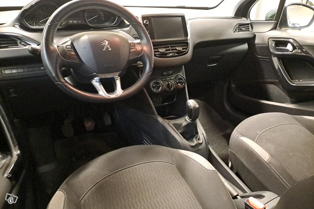 PEUGEOT 208 7