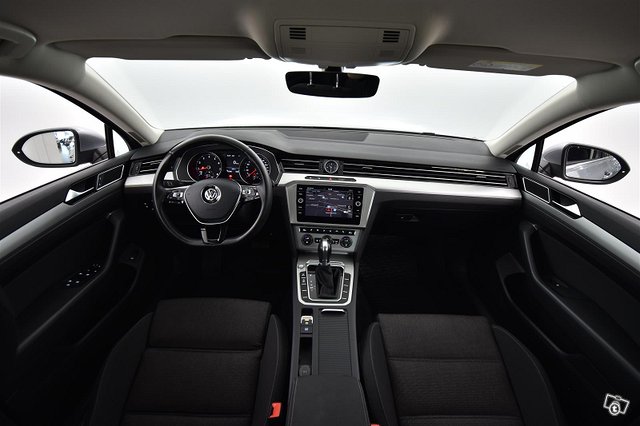 VOLKSWAGEN Passat 16