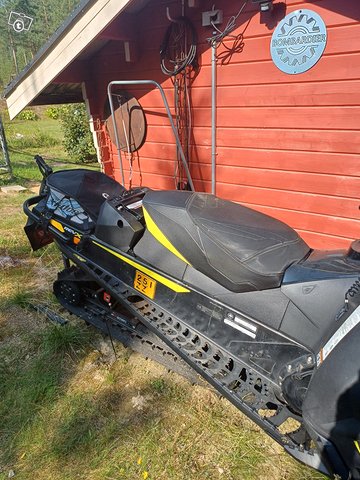 Ski-Doo MXZ Renegade Backcountry X 600 E-Tec 4