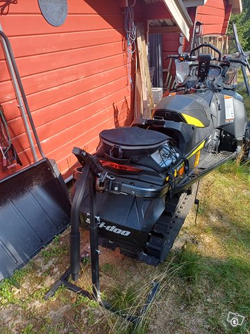 Ski-Doo MXZ Renegade Backcountry X 600 E-Tec 8