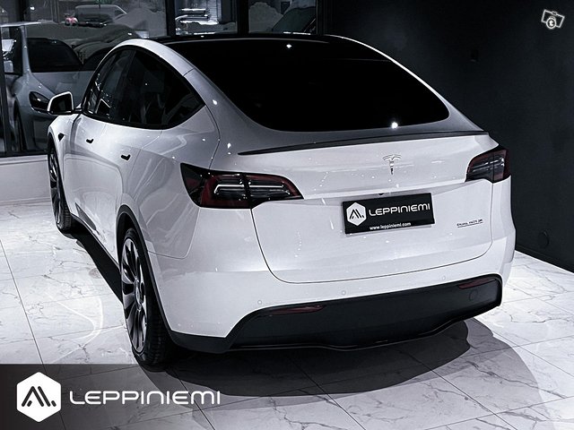 Tesla Model Y 4