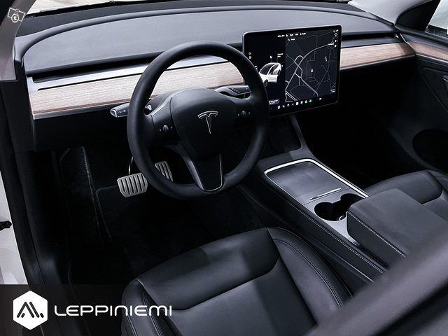 Tesla Model Y 8