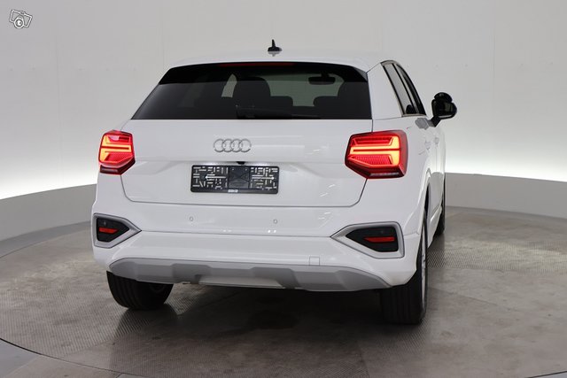 Audi Q2 10