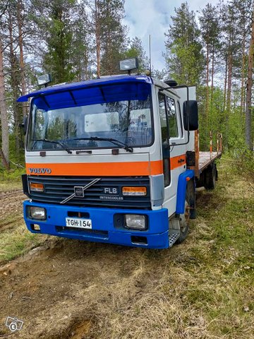 Volvo FL6 7 m rahtilavalla, kuva 1