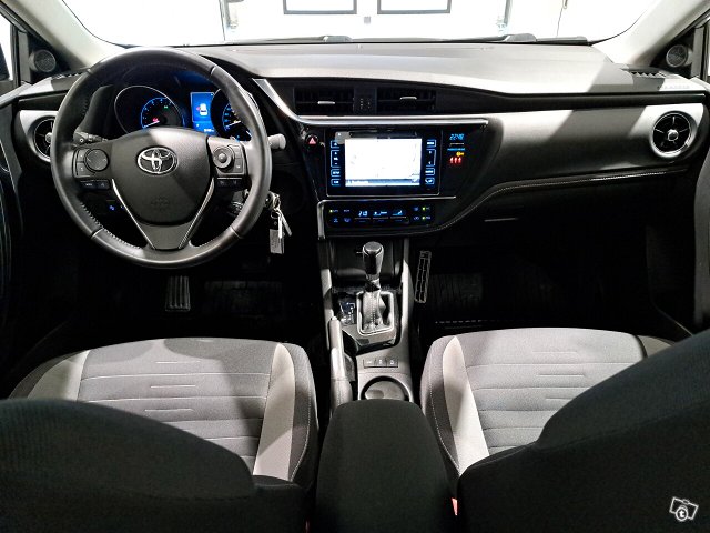 TOYOTA AURIS 10