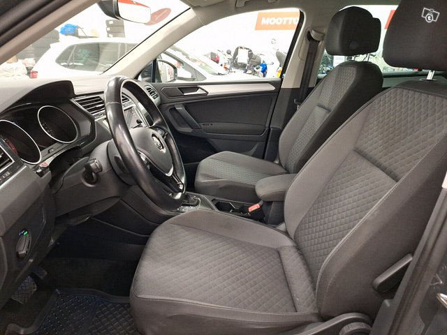 Volkswagen Tiguan 9