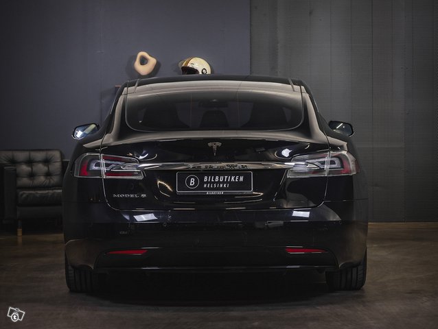 Tesla Model S 4