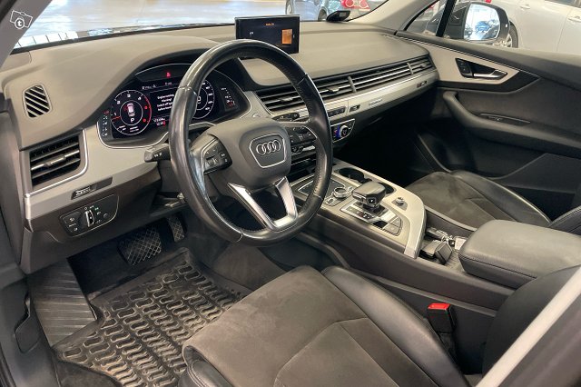 AUDI Q7 6