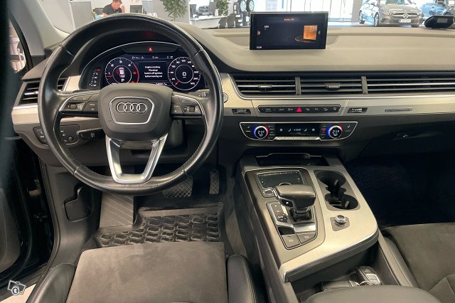 AUDI Q7 7