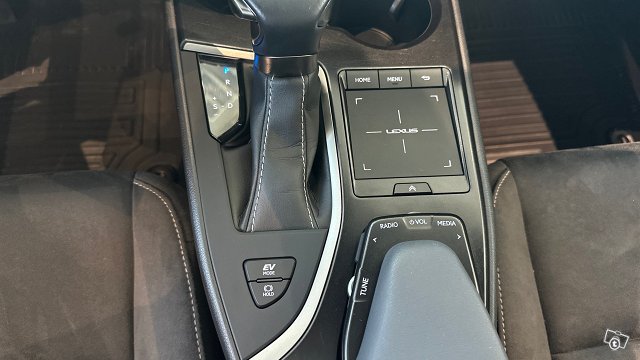 Lexus UX 19