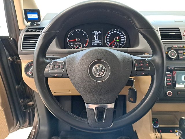 VOLKSWAGEN Touran 12