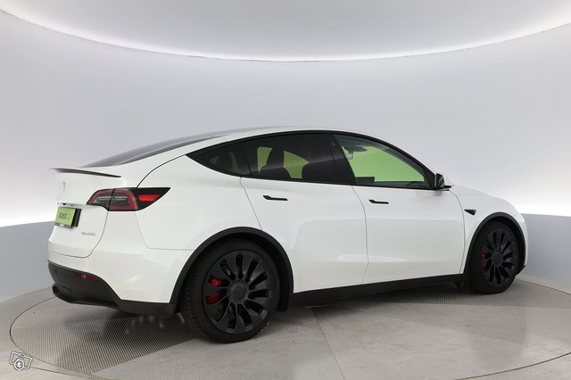 Tesla Model Y 2